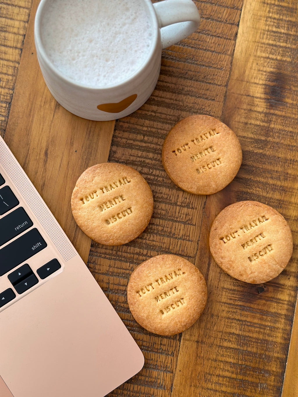 TOUT TRAVAIL MÉRITE BISCUIT